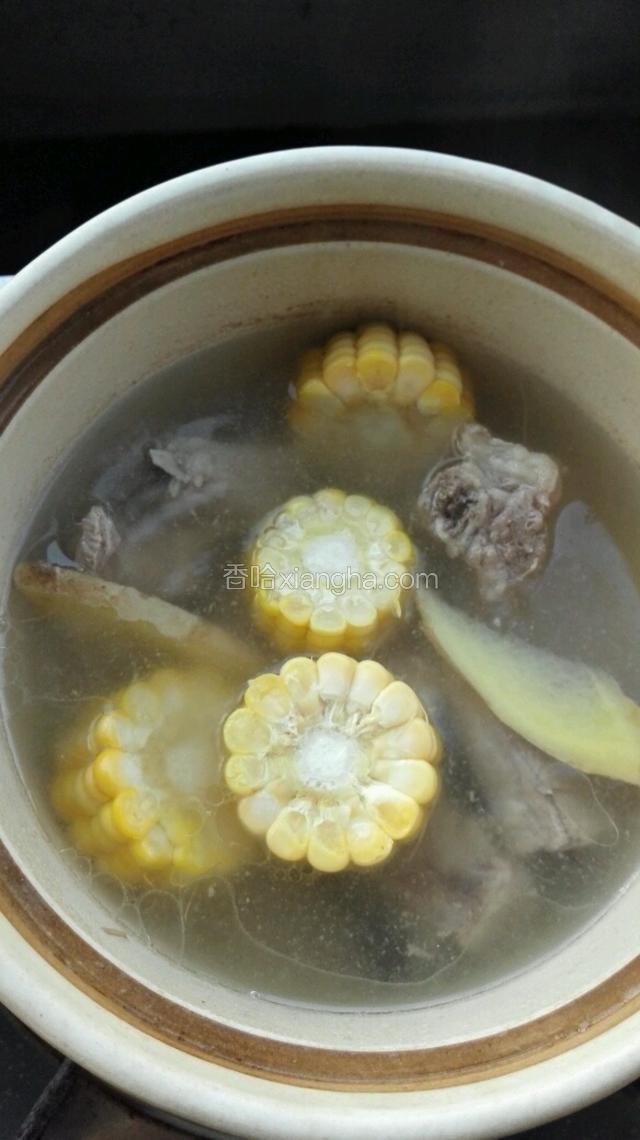 加入玉米段，煮30分钟