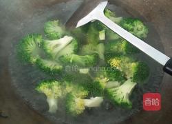 腊肉炒西兰花的做法图解3