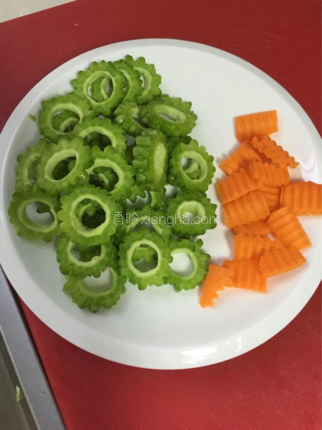 苦瓜切圈去瓜瓤，胡萝卜用花刀切片
