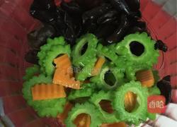 凉拌苦瓜黑木耳的做法图解5