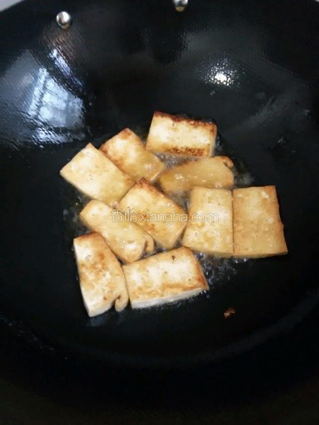 豆腐煎至一面黄捞出豆腐