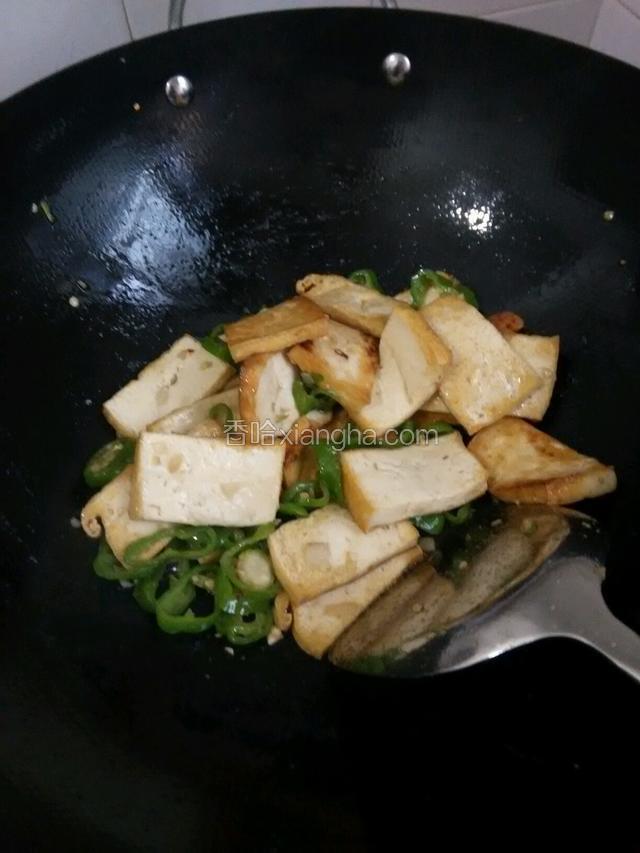 放入豆腐，放盐，轻轻翻炒几下