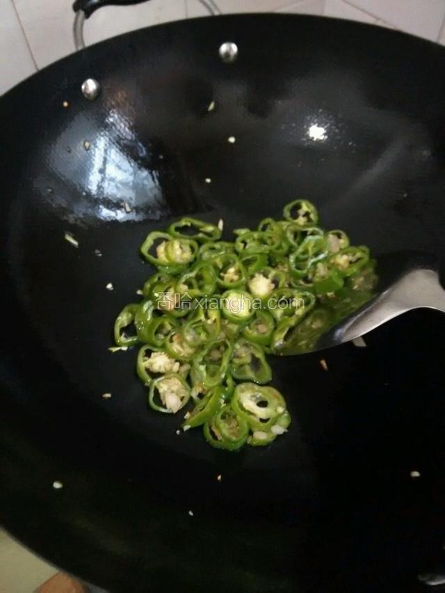 煎豆腐剩下的油盛出一些，锅里留少量油，放入大蒜沫青椒爆香