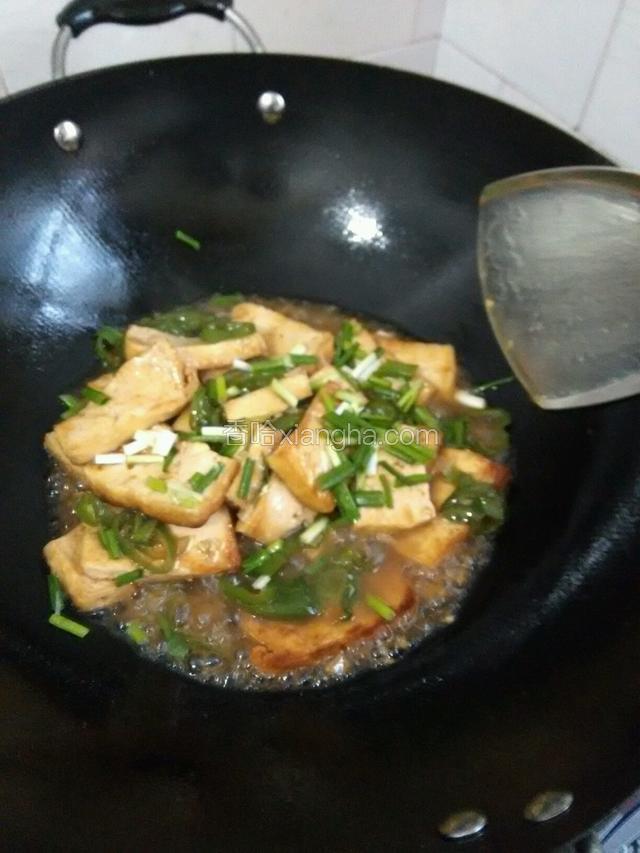 撒上葱花准备起锅