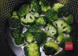 炒西兰花的做法图解1