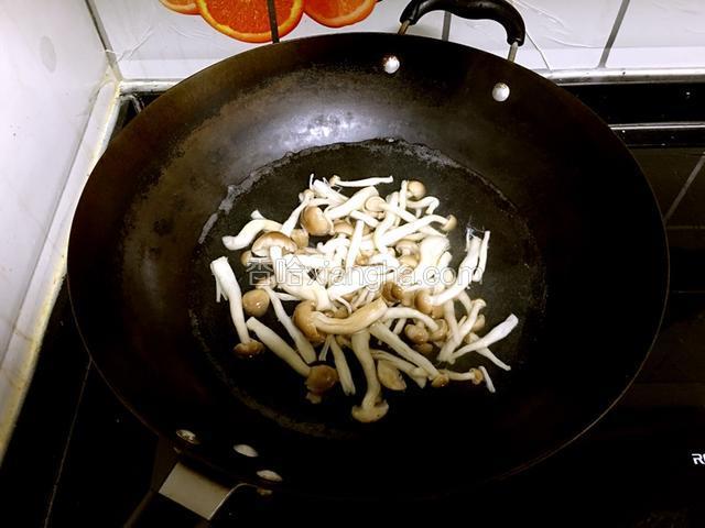 蟹味菇去根部用开水焯熟。