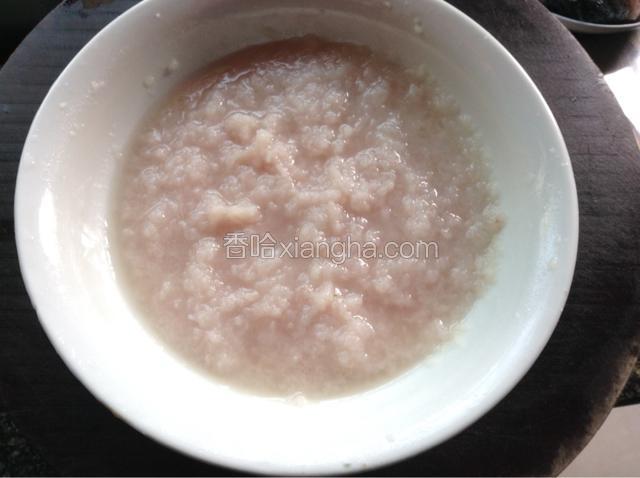 刮下来的鱼泥中加入泡好的葱姜水。