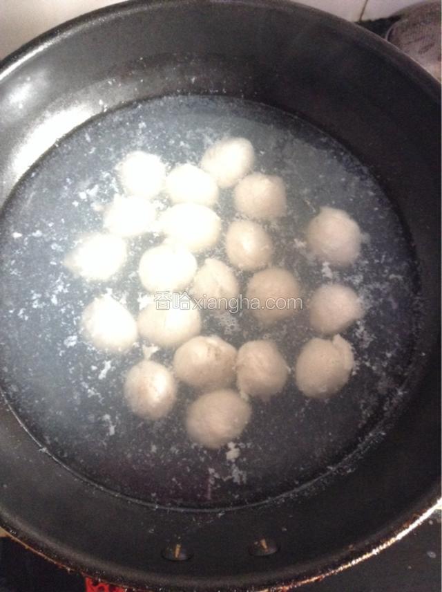 用调羹一个个的舀到冷水锅中，然后大火升温，水面需始终保持平静状态，睡眠产生的浮末及时用勺子舀掉，煮至鱼丸浮起即成。