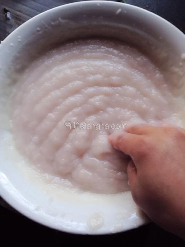 然后在鱼泥中加入一个鸡蛋清和少许盐，按一个方向搅拌至有粘性。