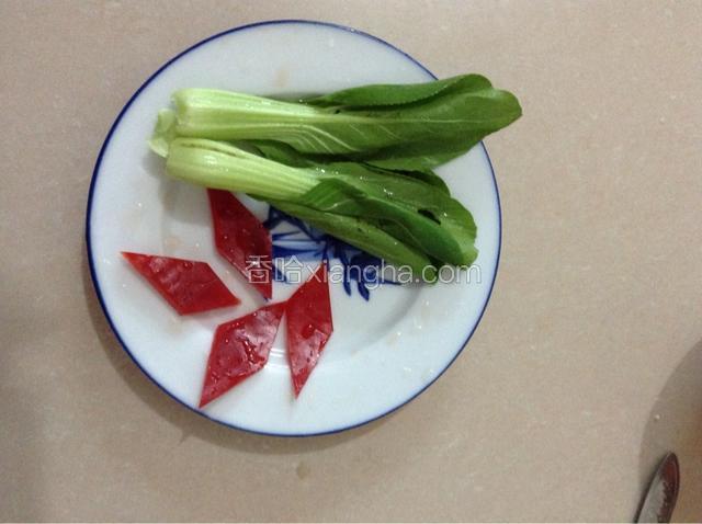 青菜取四片叶子，红椒切菱形片。