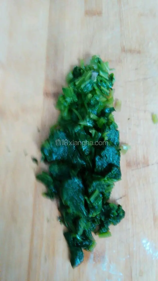 菠菜切成小段。
