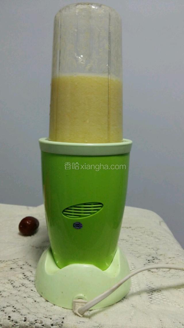 用料理机将菠萝块和冬瓜片打碎！