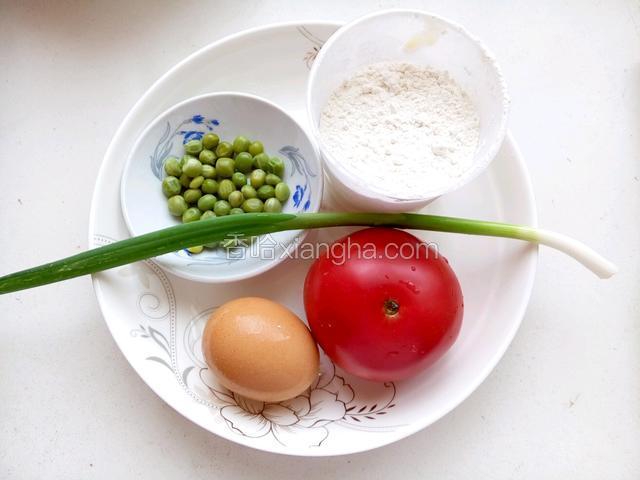 准备好原料（豌豆是煮熟的）