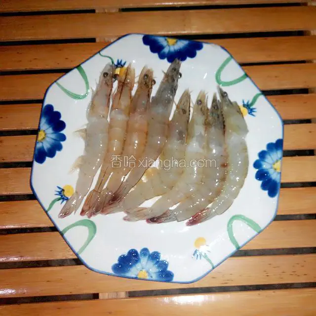 将虾去除虾线，清洗干净