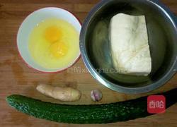 黄瓜鸡蛋豆腐汤的做法图解1