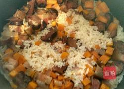 电饭煲腊肉香肠煲仔饭的做法图解9