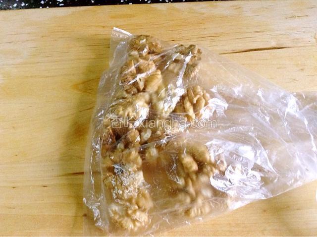 把花生仁、核桃仁、黑芝麻、白芝麻依次装入保鲜袋中。