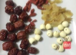 银耳红枣莲子羹的做法图解2