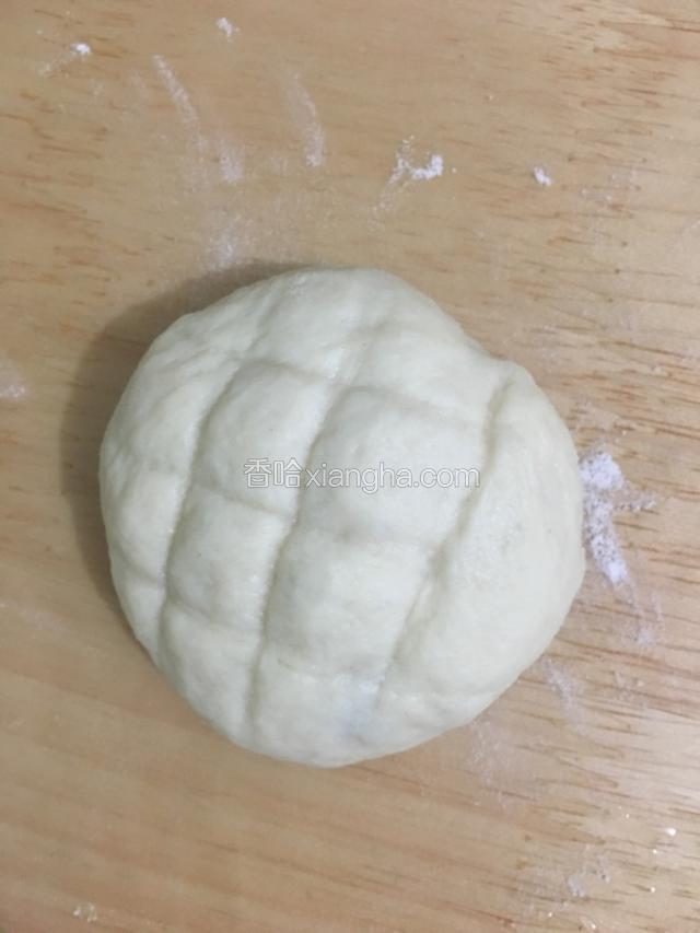 搓圆后在表面划出井字纹。