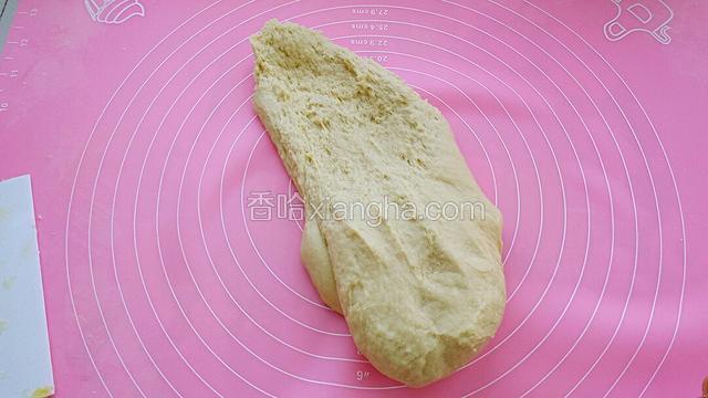把面团继续揉、搓、摔、抻。