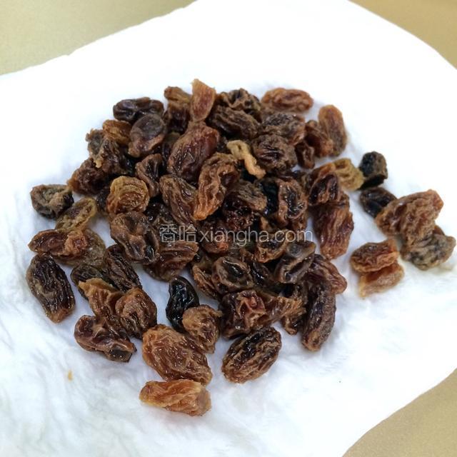 用厨房纸巾吸去多余的水分；