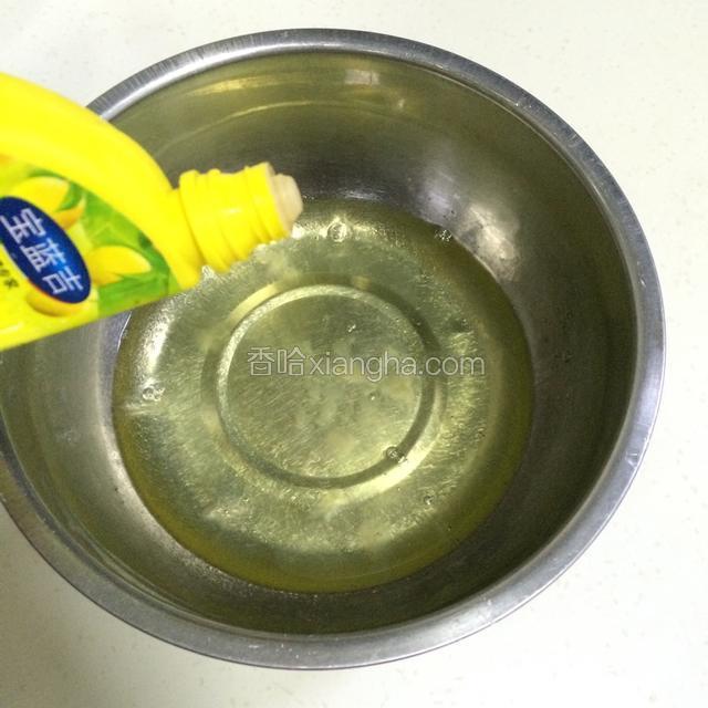 蛋白中加入几滴柠檬汁（或白醋）；