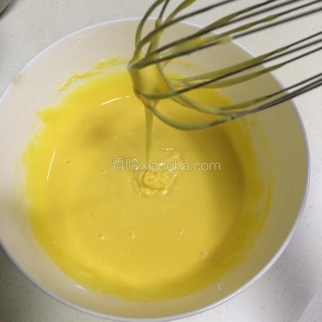 搅拌至顺滑，这个时候很容易搅拌均匀的，不要搅拌过度，这样蛋黄糊就完成了，放一旁备用；