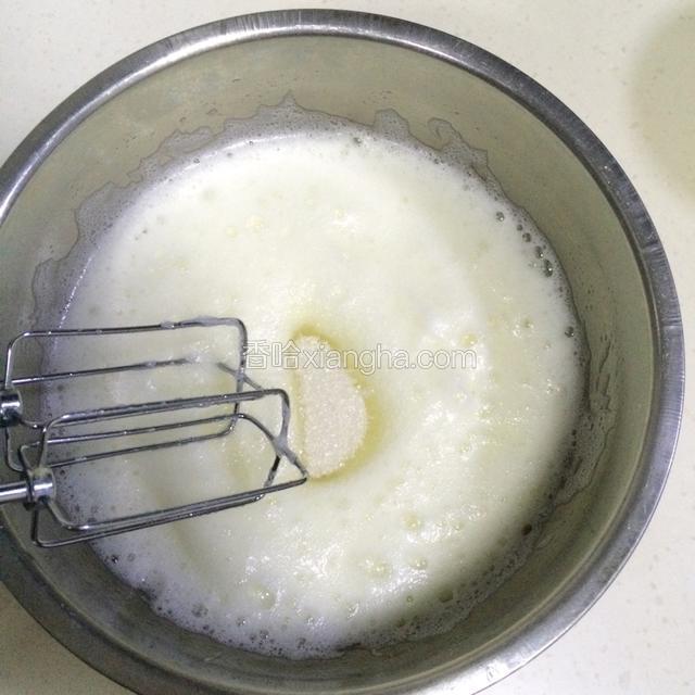 然后用中速或高速打至蛋白开始变浓稠，体积膨大一倍，呈细密泡沫时，再次加入1/3细砂糖；