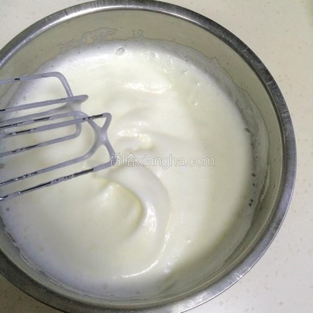 继续搅打至蛋白比较浓稠，表面起纹路，加入剩下的细砂糖；