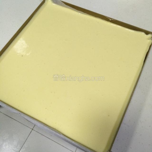 我这里用是28cm*28cm方形烤盘，面糊倒入铺好了油纸的烤盘内，震出气泡；