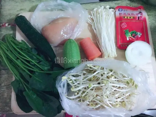 把需要的食材准备好，其实不用这么材料。个人喜好而已