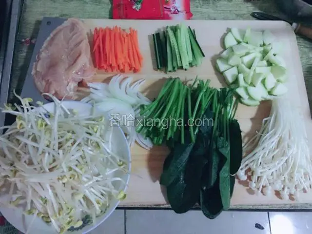 所有食材洗干净后，切好备用