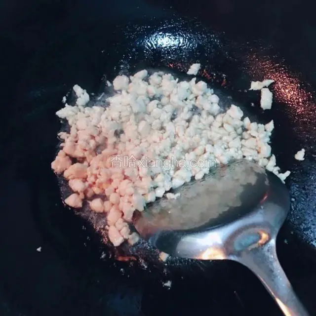 鸡脯肉切成丁，锅里油热后炒熟。出锅前撒点黑胡椒入味