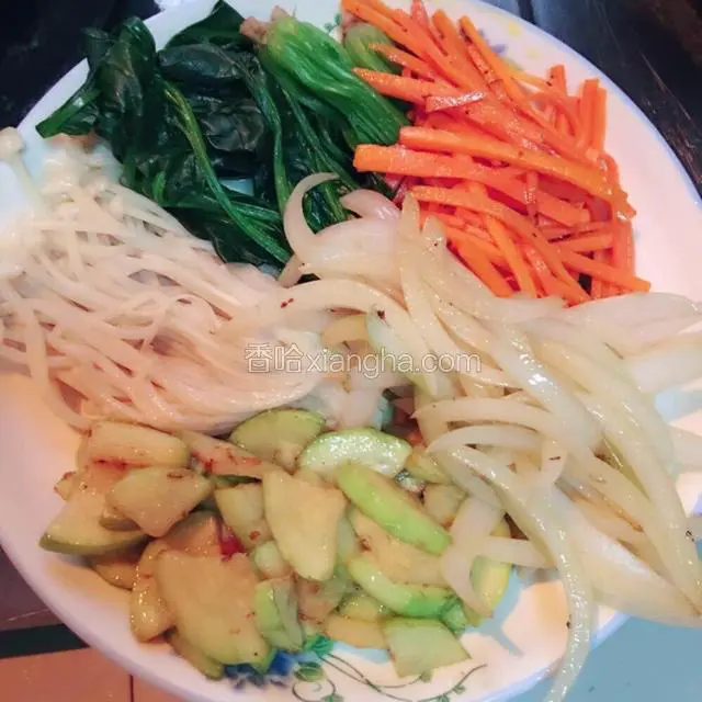 食材炒熟完后装盘待用