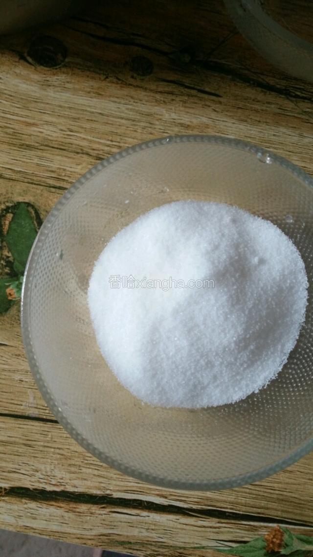 取另一个碗倒入盐备用