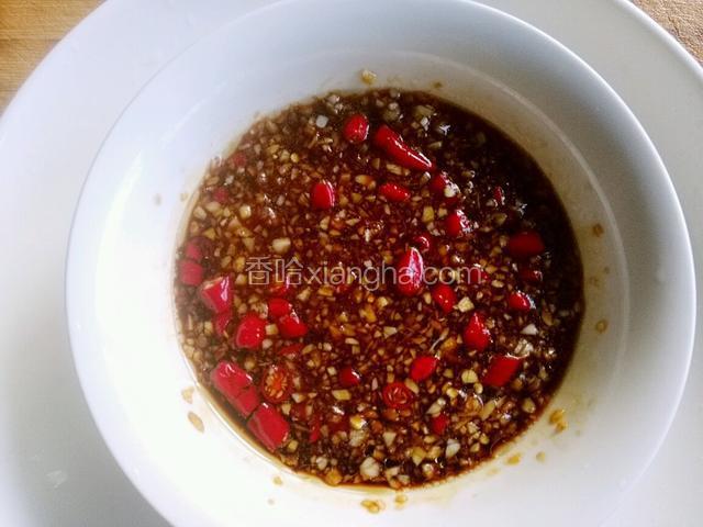 调汁/米椒切粒，蒜切末，海鲜酱油，香油，盐，醋，糖，鸡粉搅拌均匀
