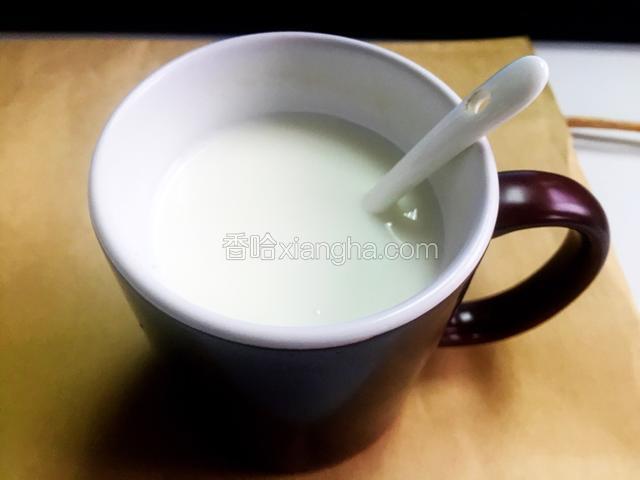 牛奶倒入杯子中，一袋牛奶正好。