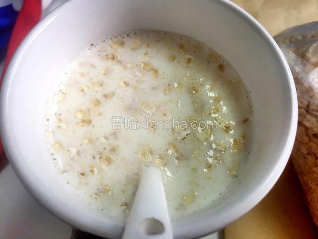 取适量燕麦片加入热牛奶中，开始块很大，漂浮在表面。