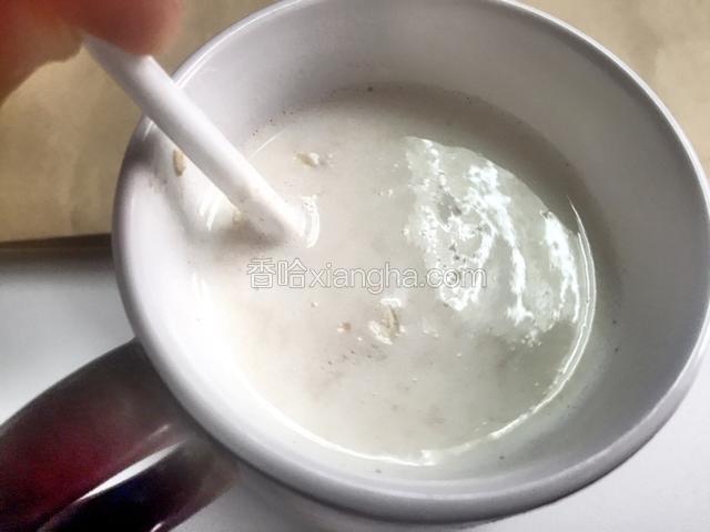 趁热用勺子快速搅动，瞬间就会融于牛奶，成为细腻状。