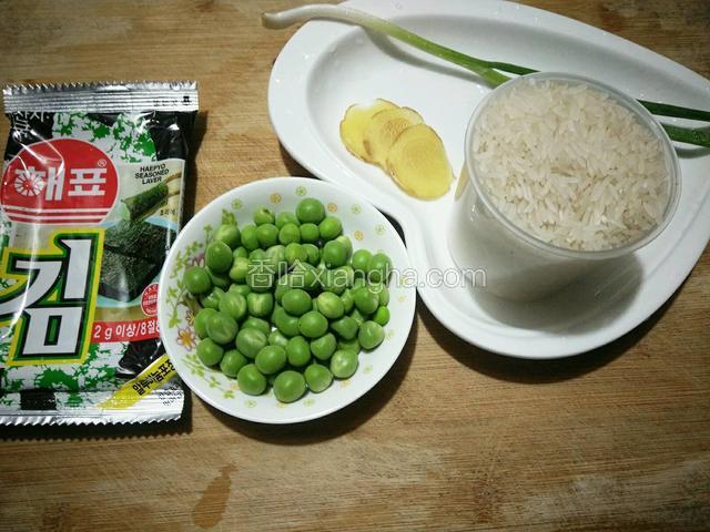 备好各种辅料（我用的即食海苔）