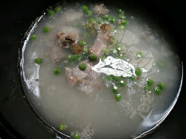 待减压阀落下，开盖（此时已香气扑鼻了）加入洗净的青豌豆、少许盐和胡椒粉搅匀后再次煮开2分钟（这时就开盖煮，豌豆熟了就好）