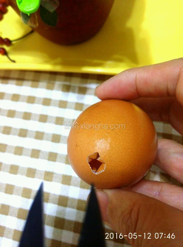 用镊子或其他尖锐的工具把鸡蛋小头的皮磕开，慢慢修整成一个大约8毫米的孔，以能放进食材为准。