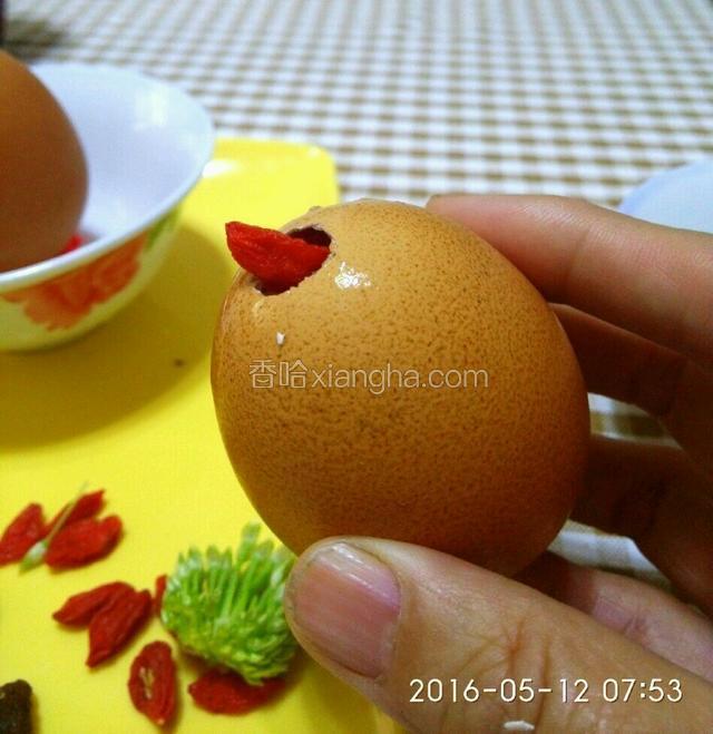把枸杞和葱花儿交替从小孔放入。