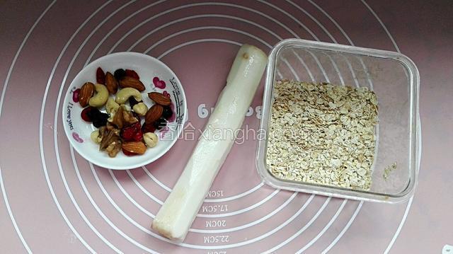 准备食材，山药去皮洗净，各种果干备上，即熟燕麦备齐