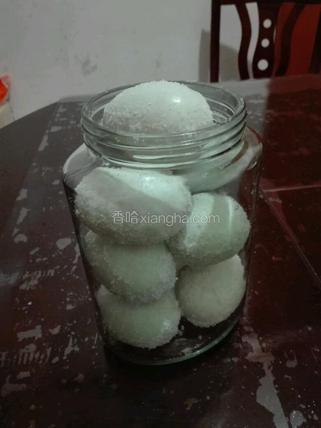 最后把弄好的生鸭蛋一个个的放进事先备好的大口径无油无水的瓶子中。