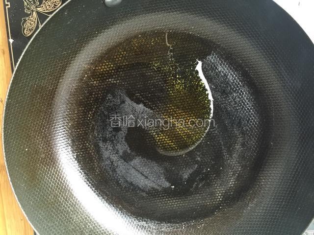 平底锅中加入适量油烧至七成热倒入蛋糊，铺满锅底