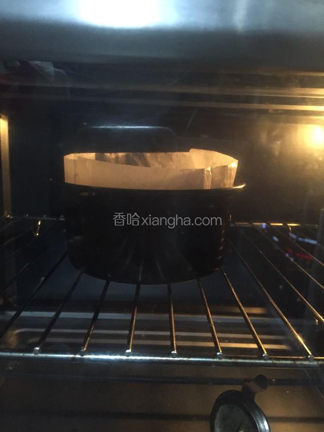 倒入6寸模具，轻震两下模具，放入预热好的烤箱，中层，上下火30分钟即可。