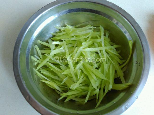 莴苣丝用少许盐腌制