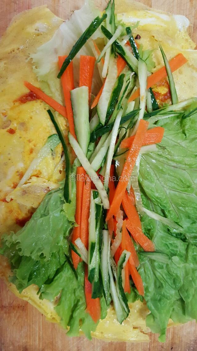 把以上食材依次放于蛋饼上卷好，卷好的成品图我忘了拍照了