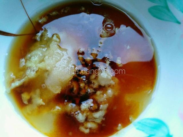 放入白糖，米醋，酱油，调匀